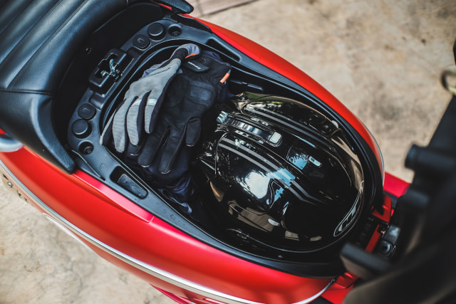 Detail bagasi kabin jok Peugeot Django SS diisi helm half face, jaket, dan sarung tangan. Foto: Bangkit Jaya Putra