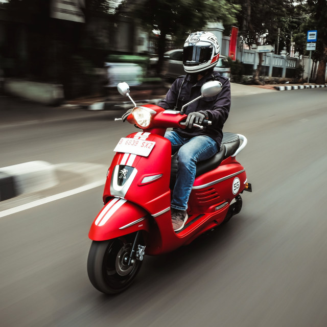 Posisi berkendara dari depan di jalan raya. Foto: Bangkit Jaya Putra