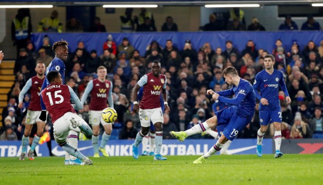Mason Mount mencetak gol kedua Chelsea di laga melawan Aston Villa. Foto: REUTERS/David Klein