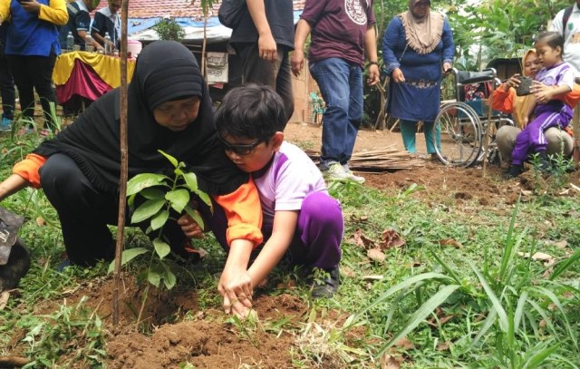 Siswa SLB dan Paud Tanam Pohon di Hari Disabilitas Internasional