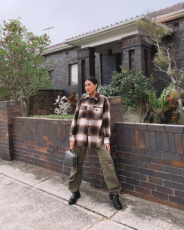 Fashion oversized look ala Alika Islamadina. Foto: Instagram/@alikaislamadina