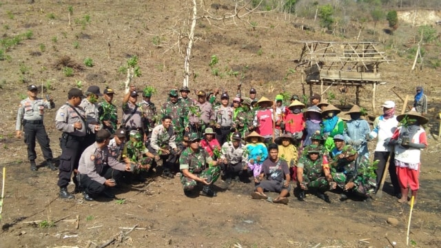 Masyarakat Manggelewa bersama TNI dan Polri saat penanaman pohon. Foto: Ardyan/Info Dompu