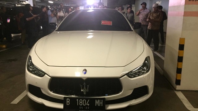 Mobil mewah yang belum bayar pajak dipasang stiker objek pajak oleh BPRD Jakarta dengan supervisi KPK. Foto: Lutfan Darmawan/kumparan