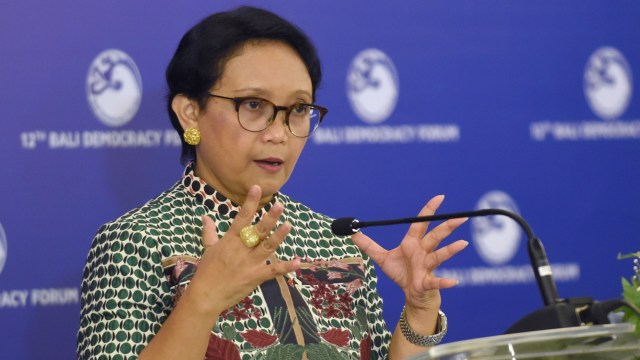 Menteri Luar Negeri Indonesia Retno Masudi berbicara dalam konferensi pers di Forum Demokrasi Bali ke-12 di Nusa Dua, Bali, Kamis (5/12). Foto: AFP/SONNY TUMBELAKA