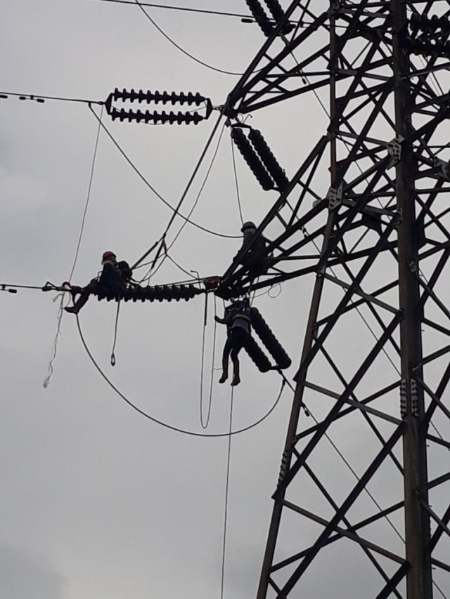 PLN memasang alat down conductor di tower SUTT. Foto: Dok. PLN