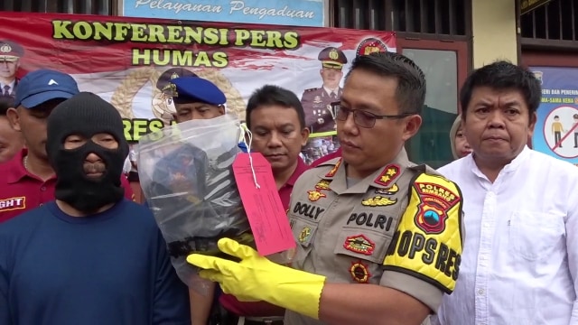 Polisi mennjukan barang bukti dan tersangka pembakar dua pria di Rembang. Foto: Dok. Istimewa