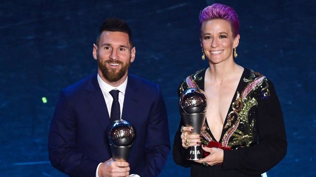 Leo Messi dan Megan Rapinoe di malam penganugerahan FIFA Best Football Awards 2019. Foto: AFP/Marco Bertorello