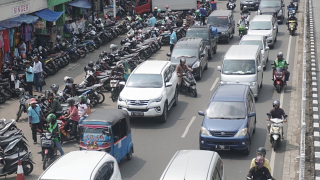 Suasana parkir liar di kawasan Jatinegara, Jakarta TImur, Kamis (5/12). Foto: Iqbal Firdaus/kumparan