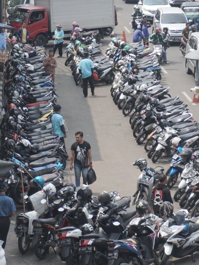 Suasana parkir liar di kawasan Jatinegara, Jakarta TImur, Kamis (5/12). Foto: Iqbal Firdaus/kumparan