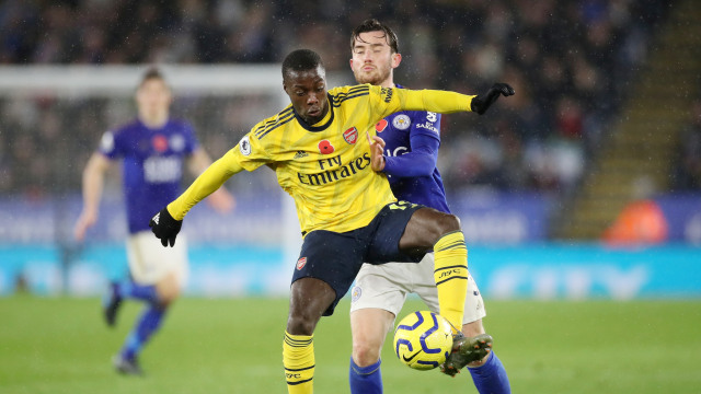 Nicolas Pepe (depan) di laga kontra Leicester City Foto: Reuters/Carl Recine