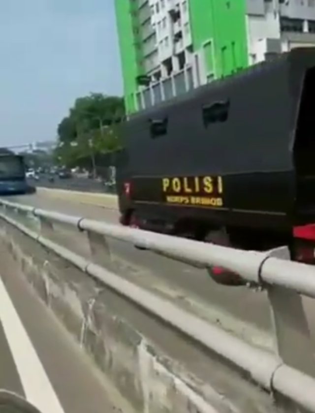 Truk polisi melawan arah masuk ke jalur TransJakarta. (Foto: tangkapan layar Instagram @roda2blog)