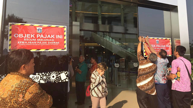 Mall Baywalk, Pluit, Jakarta Utara ditempeli stiker belum bayar pajak oleh BPRD DKI Jakarta yang disupervisi KPK, Kamis (5/12). Foto: Lutfan Darmawan/kumparan