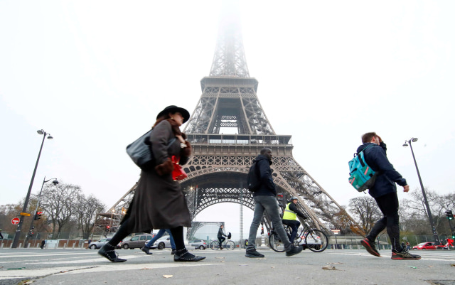 Suasana di Menara Eiffel saat mogok memprotes reformasi pensiun di Paris, Prancis. Foto:  REUTERS/Gonzalo Fuentes