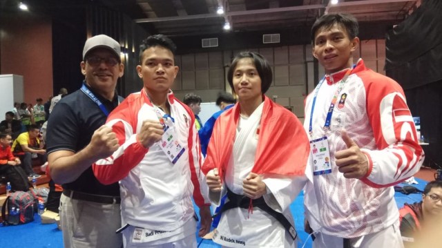 Budi Prasetyo (kiri) dan Ni Kadek Ani Pandini (tengah), dua atlet judo Indonesia di SEA Games 2019. Foto: Dok. NOC Indonesia