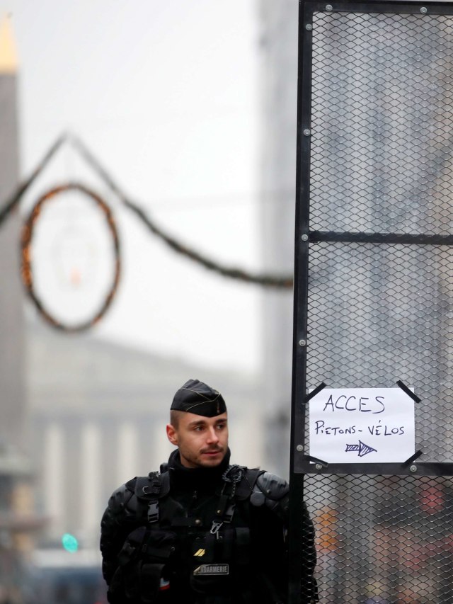 Petugas berjaga saat mogok memprotes reformasi pensiun Paris, Prancis. Foto: REUTERS/Christian Hartmann
