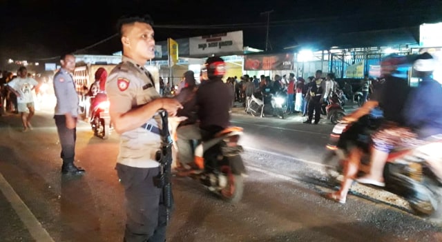Polisi melakukan penjagaan di lokasi penangkapan terduga teroris di Sentani, Kabupaten Jayapura. (Foto Katharina)