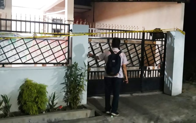Polisi memasang garis polisi di rumah terduga teroris di Sentani, Kabupaten Jayapura, Papua-Foto Katharina.jpg