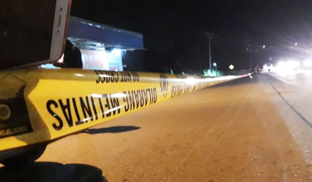 Polisi pasang garis di pinggir Jalan Raya Doyo Baru Sentani-Foto Katharina .jpg