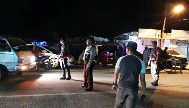 Saat polisi melakukan olah tempat kejadian perkara terhadap penagkapan terduga teriris di Sentani, Kabupaten Jayapura-Foto Katharina.jpg