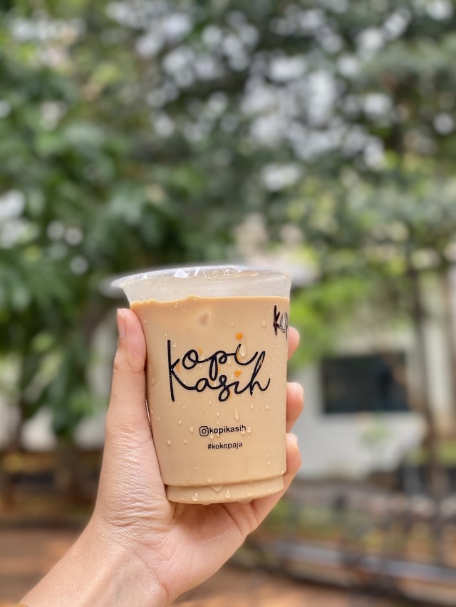 Ramah Lingkungan, Minum Es Kopi Susu Pakai Tusuk Gigi ala Kopi Kasih