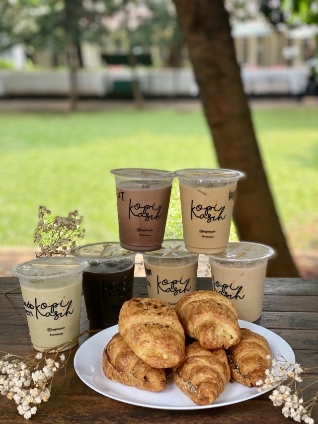Pilihan kopi dan pastry di Kopi Kasih. Foto: Safira Maharani/kumparan