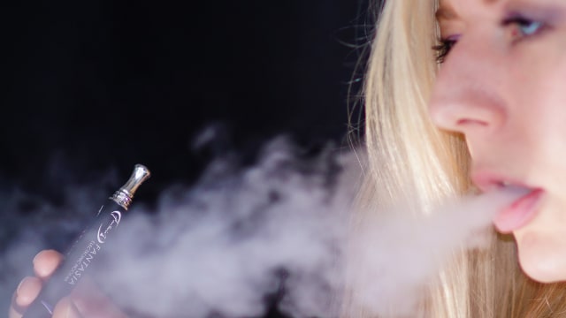 Foto: Perokok e-rokok atau vape beresiko mengalami penyakit pernapasan 