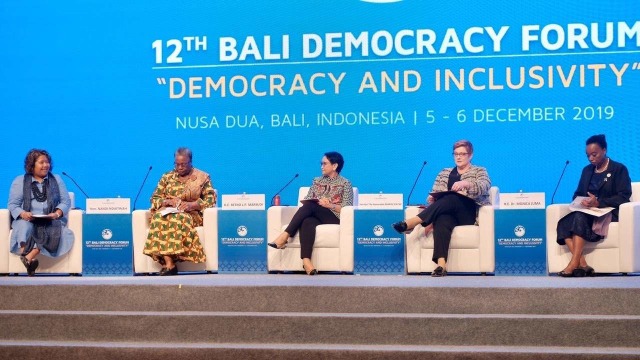 Empat menteri perempuan dari berbagai dunia pimpin diskusi panel di BDF bali, Kamis (5/12). Foto: Twitter/@Menlu_RI