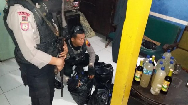 Polisi melakukan penyitaan disebuah rumah diduga menjual miras. (Agung Santoso)