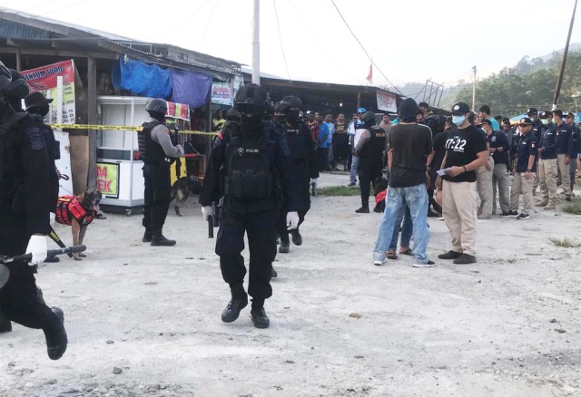 Polisi lekukan penggeledahan di salah satu lokasi milik terduga teroris di Sentani, Kabupaten Jayapura. (Foto Katharina)