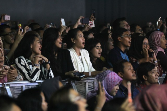 Penonton konser "A Night with Sheila on 7" di Gandaria City Hall, Jakarta, Kamis (5/12/2019). Foto: Nugroho Sejati/kumparan