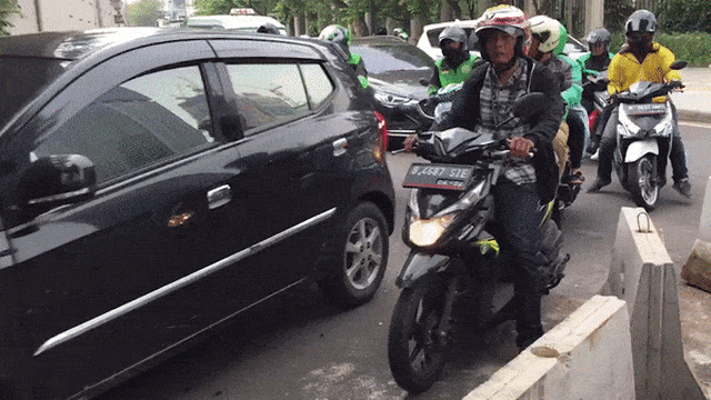 Pengendara melewati putaran di bawah fly over Jalan dr Satrio yang ditutup Foto: Ajo Darisman/kumparan