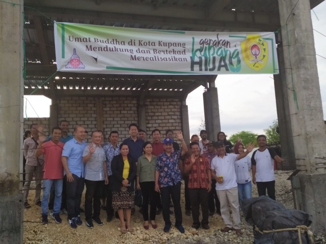 Wali Kota Kupang, Jefryston Riwu Kore bersama umat Budha dan Komunitas Peace Maker Kupang (KOMPAK), melaksanakan penanaman pohon di lokasi pembangunan Vihara. Foto: istimewa. 