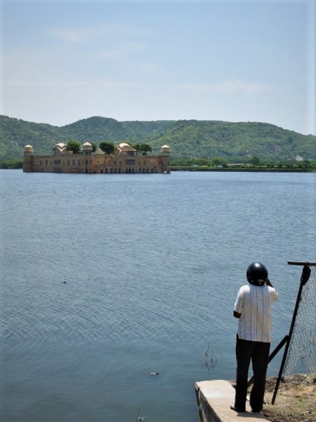 Melihat Jal Mahal dari pinggir danau. Foto: Khiththati/acehkini
