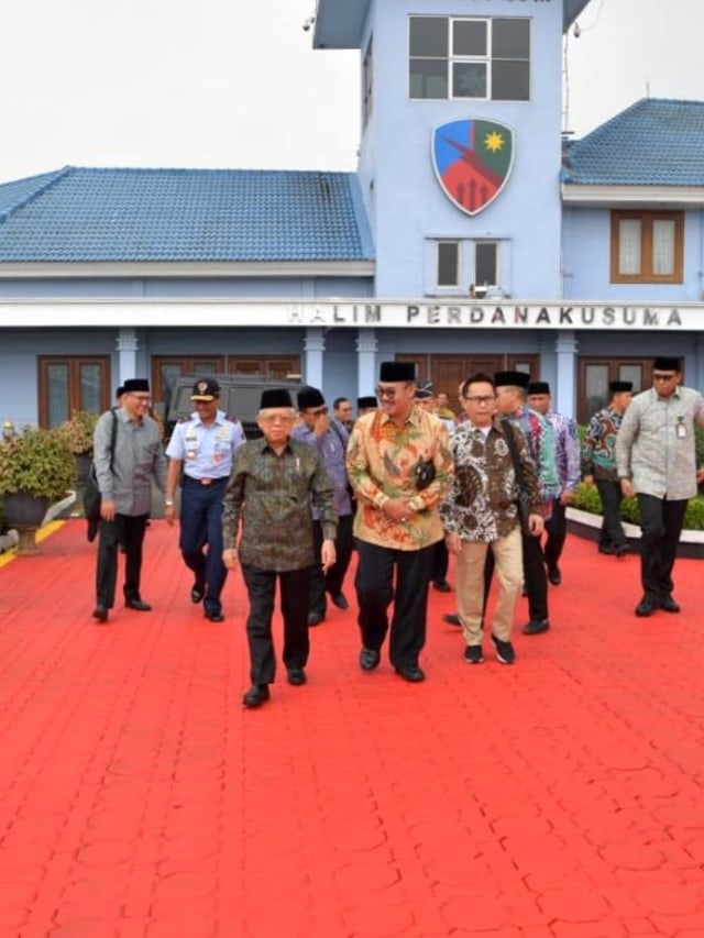 Wakil Presiden Ma'ruf Amin bersiap berangkat kunjungan kerja ke Padang, untuk hadiri Silaknas dan HUT ke-29 ICMI, Jumat (5/12). Foto: Dok. Setwapres