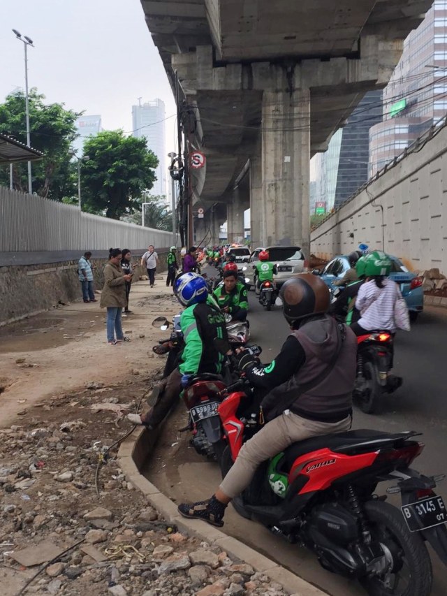 Sejumlah pengemudi ojek online mangkal di putaran Fly Over Jalan dr Satrio, Jumat (6/12). Foto: Muhammad Darisman/kumparan
