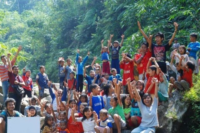 Aktifitas belajar-bermain Relawan-relawan Sekolah Komunitas Bhinneka Ceria  di alam bebas. Sumber: Sekolah Komunitas Bhinneka Ceria