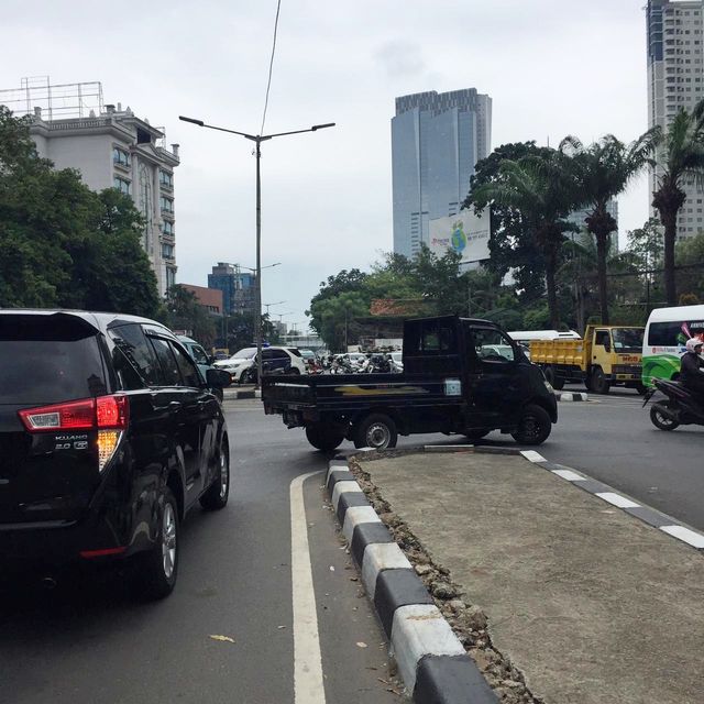 Kondisi lalu lintas di putaran City Walk, Sudirman, Jakarta, Jumat (6/12). Foto: Muhammad Darisman/kumparan