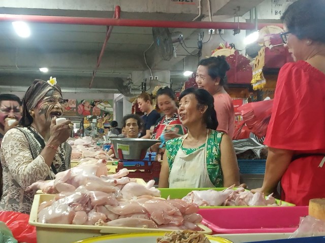 Dadong Rerod Ikut Kampanye Pengurangan Plastik di Pasar Badung (206747)