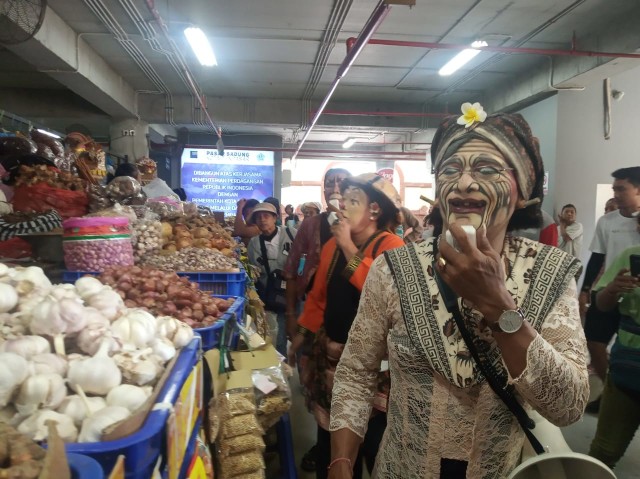 Dadong Rerod Ikut Kampanye Pengurangan Plastik di Pasar Badung (206748)