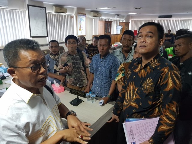 Ketua Komisi D, Jhon Rende Mangontan usai menggelar rapat dengar pendapat dengan warga perumahan Cakra Hidayat Regency, Jumat (6/12).