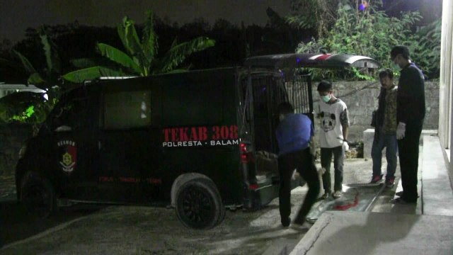 Kedua pelaku saat dibawa ke Rumah Sakit Bhayangkara Polda Lampung, Kamis (5/12) malam | Foto: Ist.