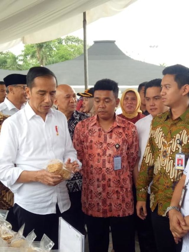 Presiden Jokowi ajak dua Staf Khusus Milenial, Adamas Belva Syah Devara (kanan) dan Gracia Billy Mambrasar (tengah) saat meninjau Program Mekaar binaan PNM di Cilegon. Foto: Fahrian Saleh/kumparan
