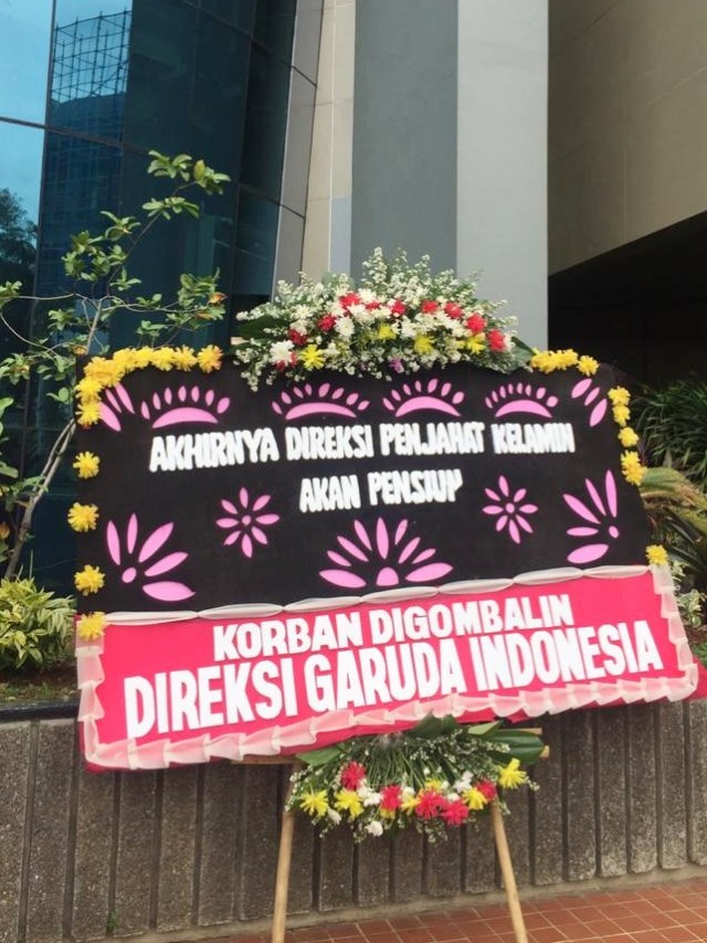 Karangan bunga menghiasi di depan Kementerian BUMN, Jakarta.  Foto: Ema Fitriyani/kumparan 