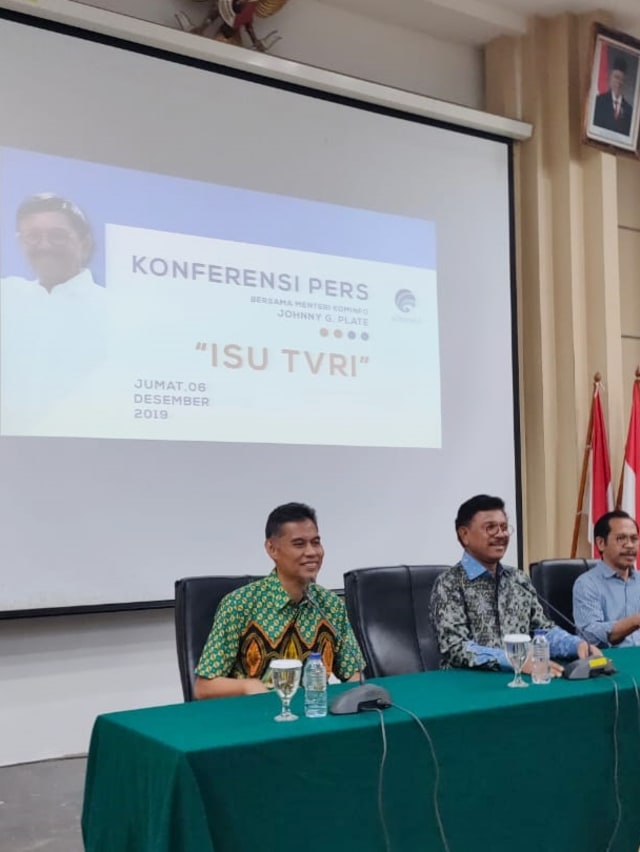 Menkominfo Johnny G Plate (tengah) memberikan keterangan pers terkait isu TVRI. Foto: Abyan Faisal Putratama/kumparan 