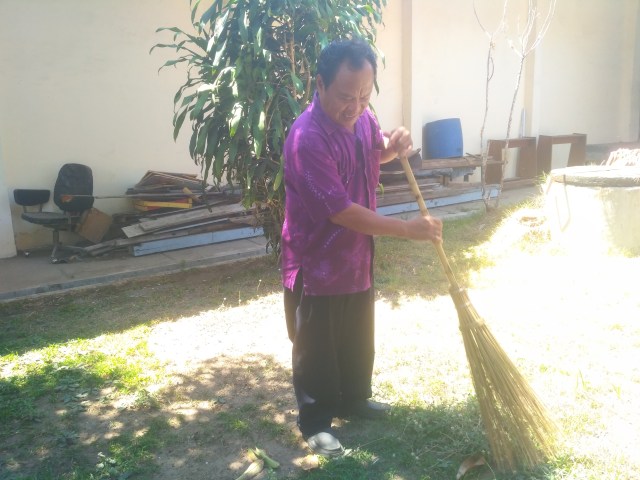 Pak Darno sedang melakukan pekerjaan profesionalnya sebagai tukang kebon di SMKI Yogyakarta. Dia dikenal sebagai tukang kebon legendaris di Yogya karena kemampuannya mendalang. Foto : Widi Erha