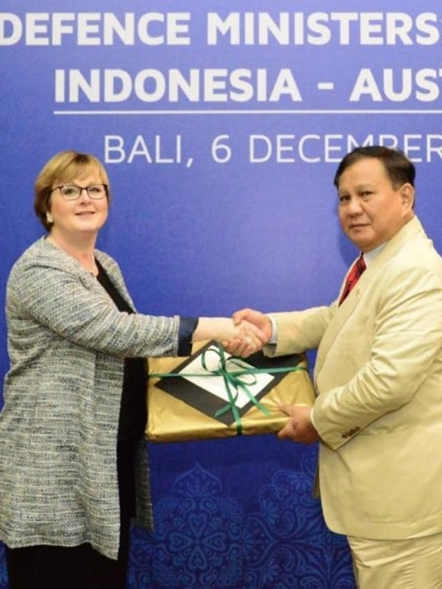 Menteri Pertahanan Prabowo Subianto (kanan) berjabat tangan dengan Menteri Pertahanan Australia Linda Reynolds di Bali. Foto: Dok. Kemenhan 