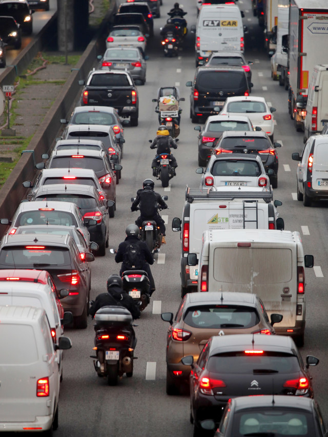 Lalu lintas kemacetan di jalanan Paris saat aksi mogok pekerja kereta SNCF dan transpotrasi Prancis. Foto: REUTERS / Charles Platiau