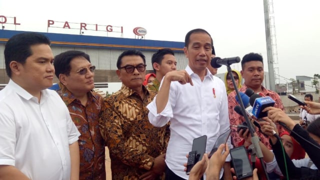 Presiden Jokowi memberi keterangan kepada wartawan usai meresmikan jalan Tol Kunciran-Serpong sepanjang 11,2 km, Jumat (6/12). Foto: Fahrian Saleh/kumparan