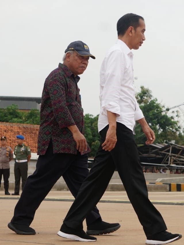 Presiden Joko Widodo (kanan) dan Menteri PUPR Basuki Hadimuljono saat meresmikan ruas Tol Jorr 2 Kunciran - Serpong di Gerbang Tol Parigi, Tangerang.  Foto: Irfan Adi Saputra/kumparan 