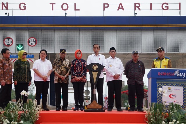 Presiden Joko Widodo (tengah) meresmikan ruas Tol Jorr 2 Kunciran-Serpong di Gerbang Tol Parigi, Tangerang. Foto: Irfan Adi Saputra/kumparan 